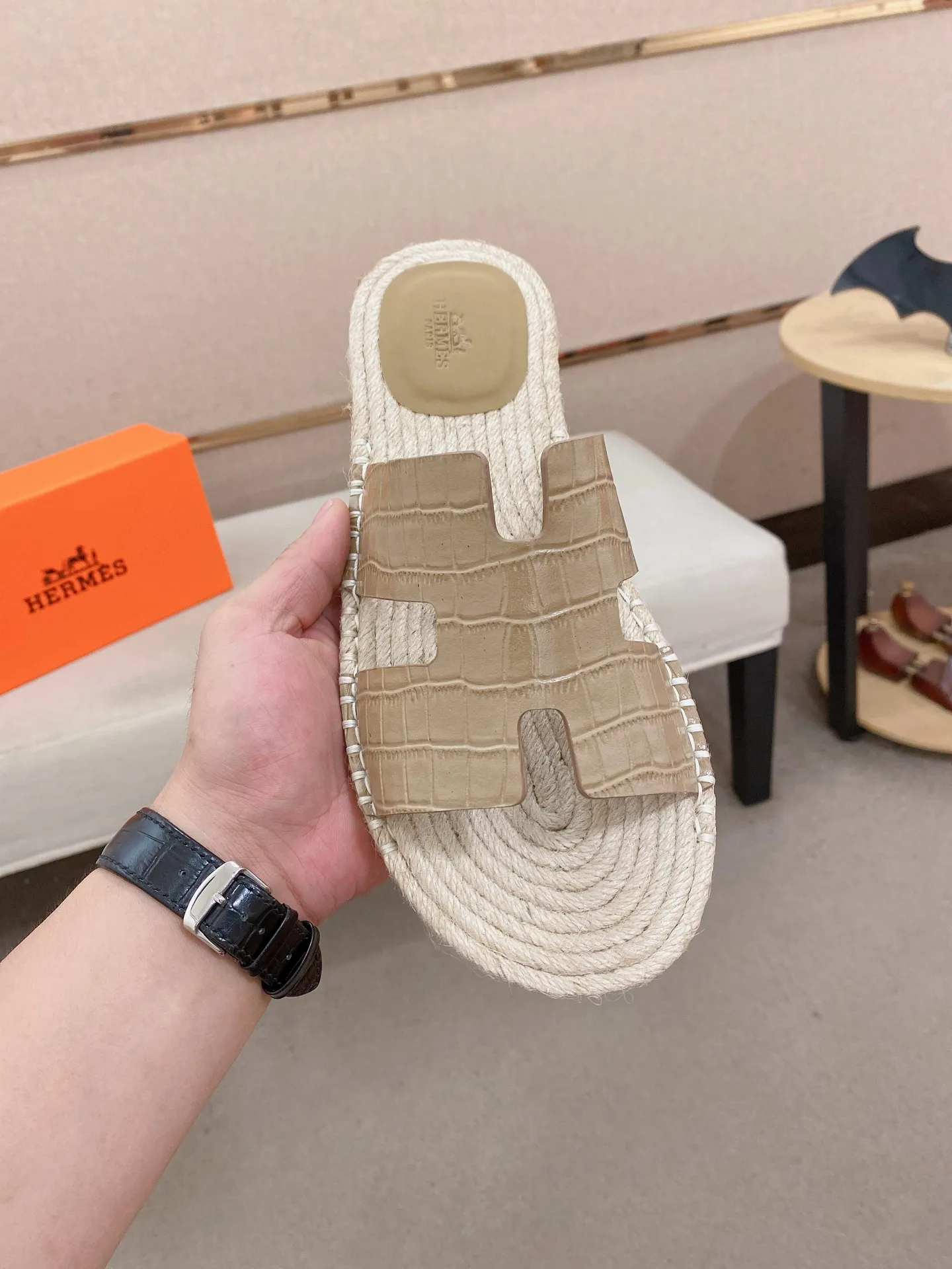 Factory price: 340💰high-end version. "HERMES" Hermès 💁♂️Men's casual slippers, compare the quality at the counter🧚🏿♂️ The upper is made of cowhide leather 🐊crocodile pattern workmanship, purely hand-drawn, raw rubber breathable and non-slip outsole, the inner is breathable and comfortable lambskin, the density is 100% comfortable, the original rubber outsole is wear-resistant and has a code number of 38-44. Can be customized 45-46-47💥🏆